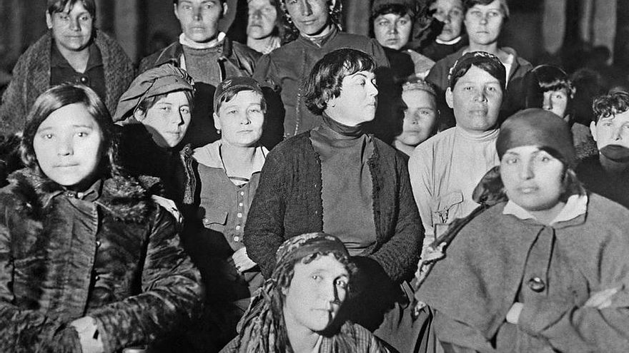 Alexandra Kollontai con trabajadoras rusas.