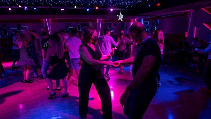 Galicia mantendrá la prohibición de contactos con no convivientes entre las 03.00 y las 06.00 en fines de semana