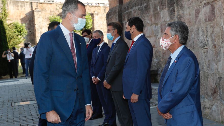 Revilla saluda al rey en presencia del resto de presidente autonómicos.