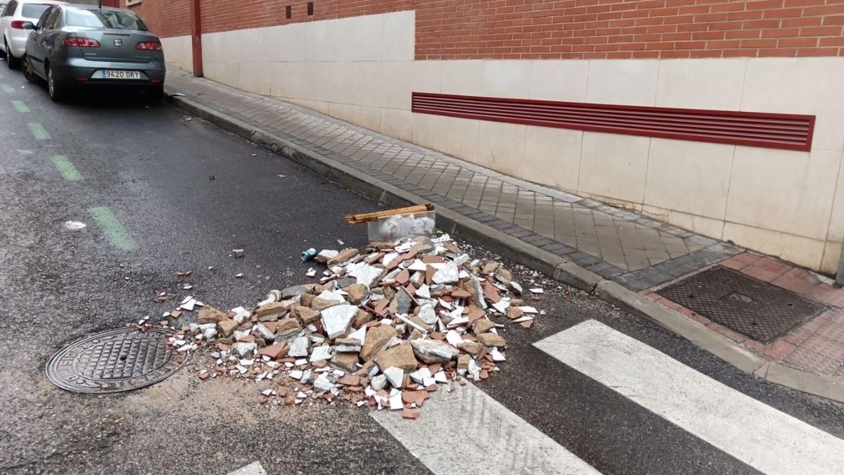 Montonera de escombro en medio de la calle