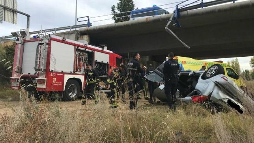Accidente en la LE-30 a la altura de Puente Castro. / Foto: Bomberos de León