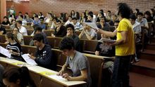 Imagen de archivo: varios estudiantes en un aula universitaria.