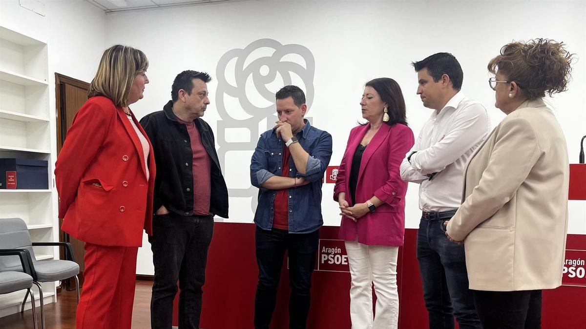 Varios alcaldes del PSOE de municipios de las tres provincias aragoneses en la sede socialista en Zaragoza critican el "abandono" de Azcón durante el apagón. -