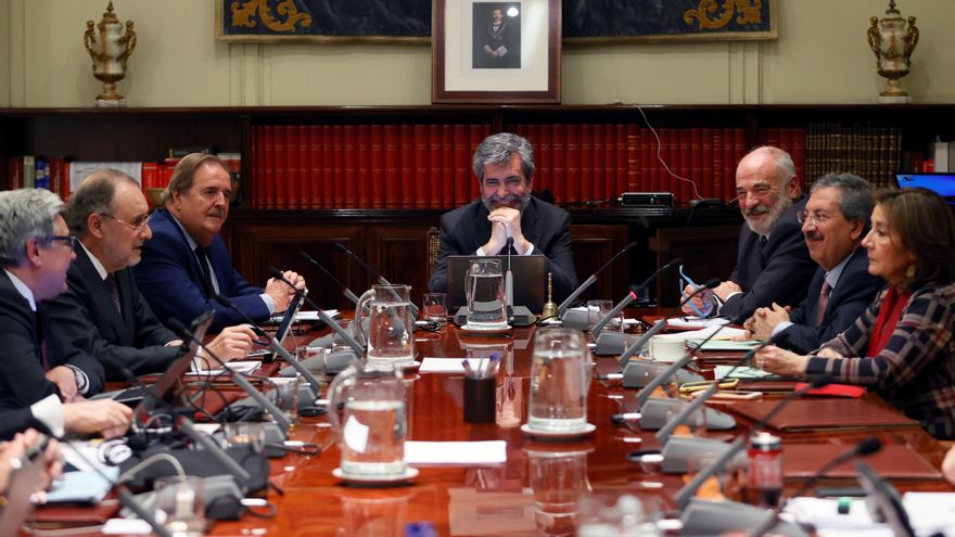Imagen de archivo del presidente del Consejo General del Poder Judicial (CGPJ), Carlos Lesmes (c), presidiendo un pleno en enero de 2020. EFE/ Mariscal