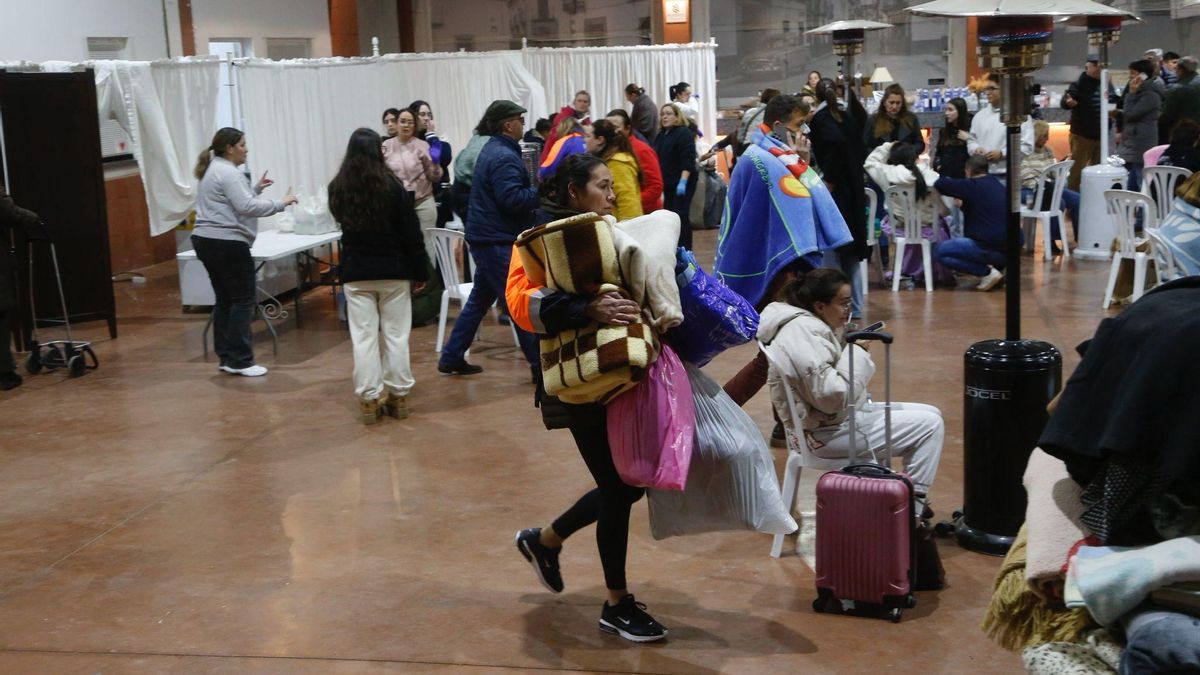 Servicios sanitarios y protección civil atienden a los heridos tras el descarrilamiento en Adamuz