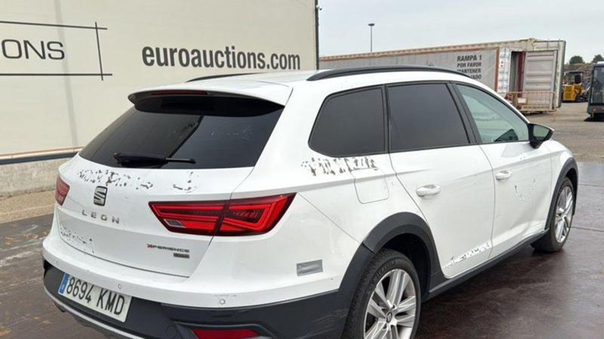 El Seat León a subasta, con restos de las pegatinas de la Ertzaintza