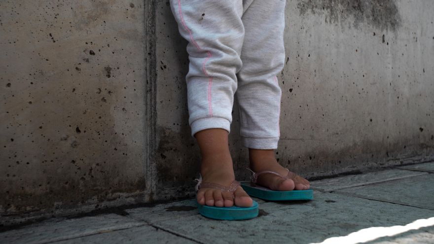 Una niña que ha sido desalojada del barrio de Las Manchas junto a su familia