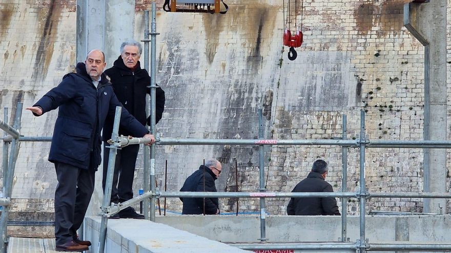 El presidente de la CHE, Carlos Arrazola, visita las obras del desagüe de fondo del embalse del Ebro.