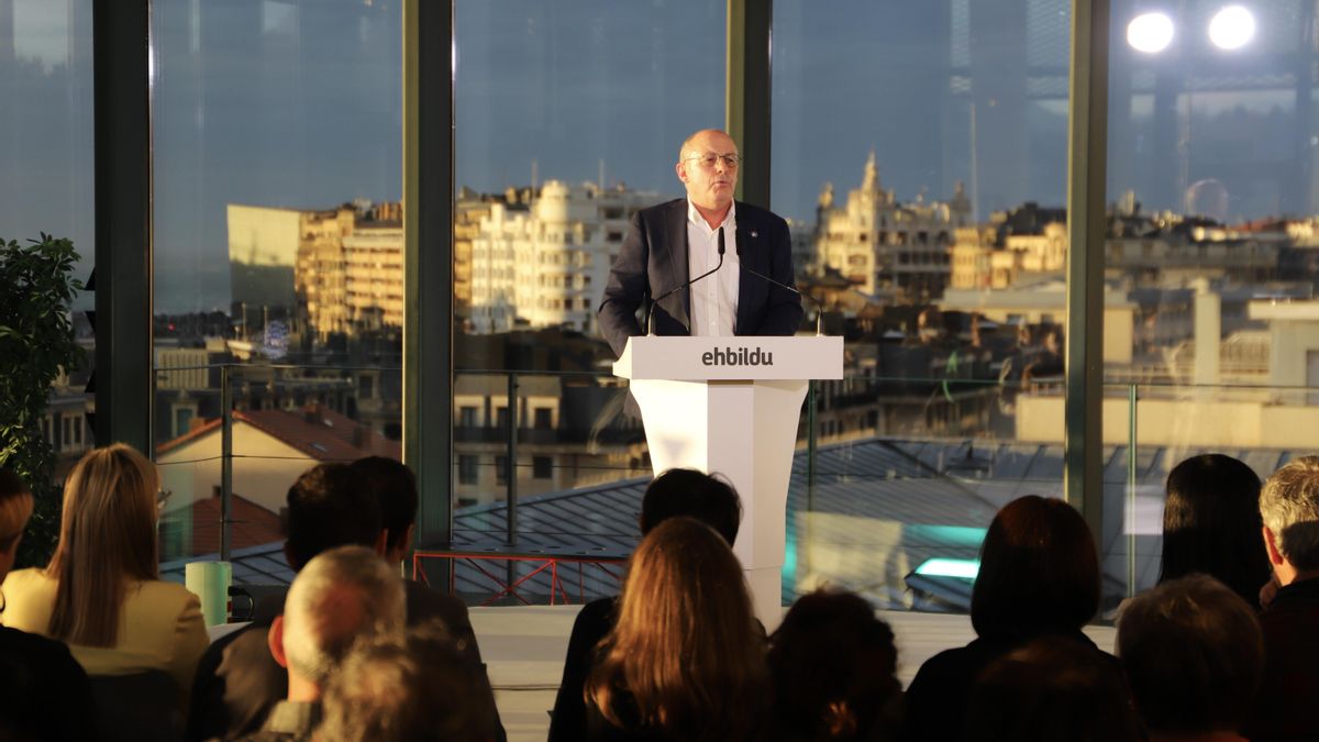 El candidato de EH Bildu a la alcaldía de Donostia, Juan Karlos Izagirre, durante su intervención.