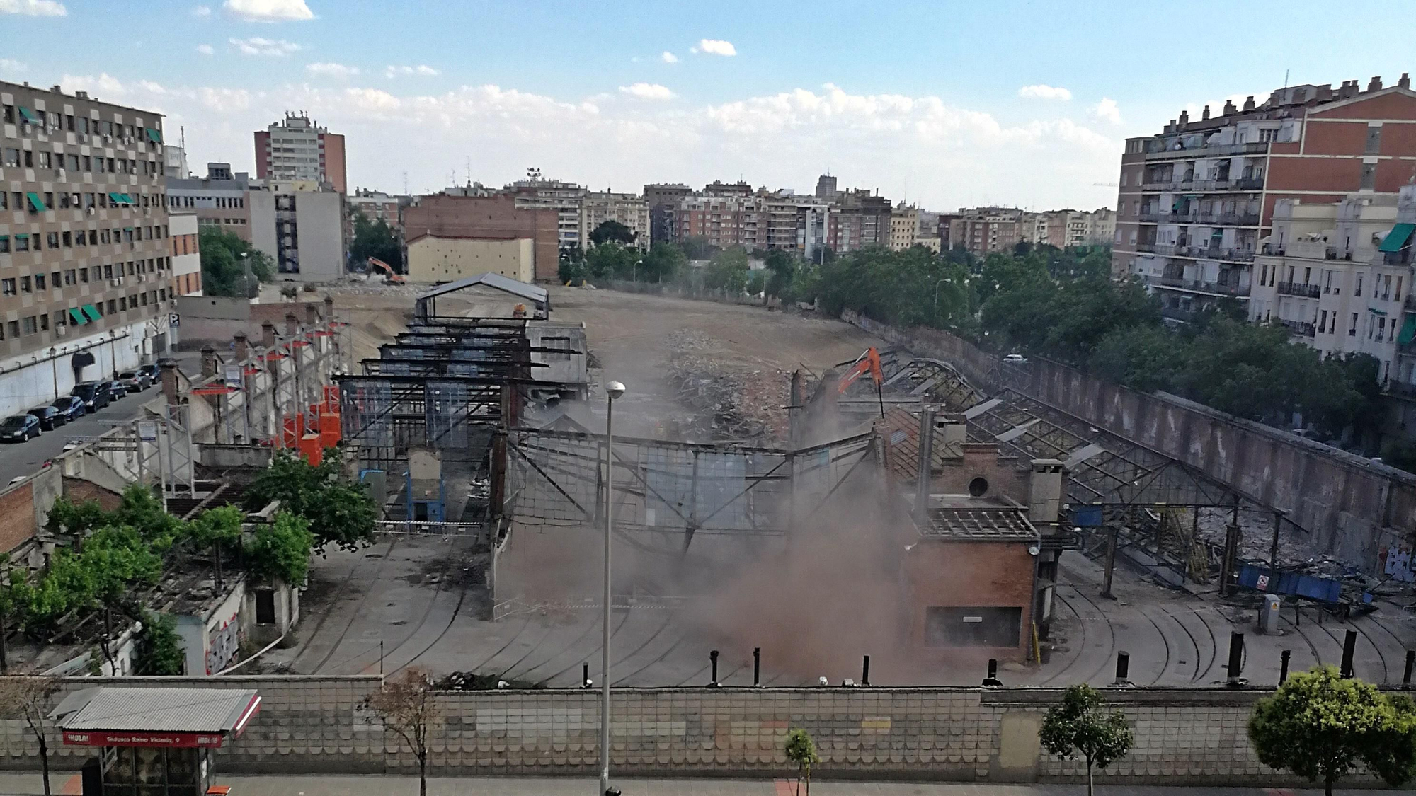 El momento de la caída de la nave central de Cocheras Cuatro Caminos
