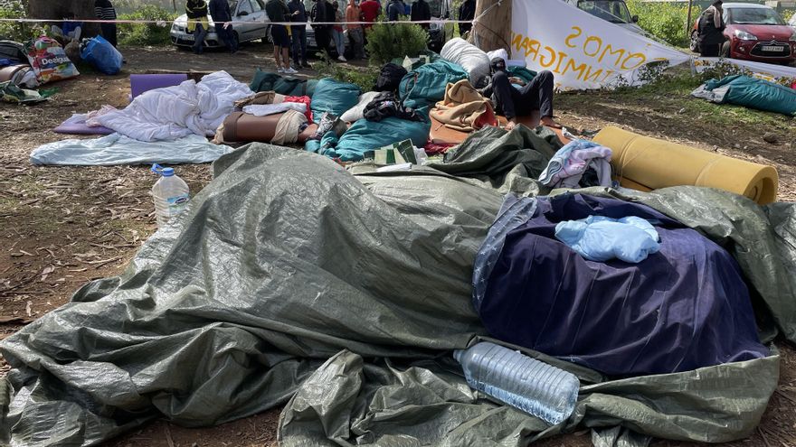 Un hombre duerme entre lonas para exigir el desbloqueo de los migrantes que han llegado a Canarias en pateras y cayucos en los últimos meses