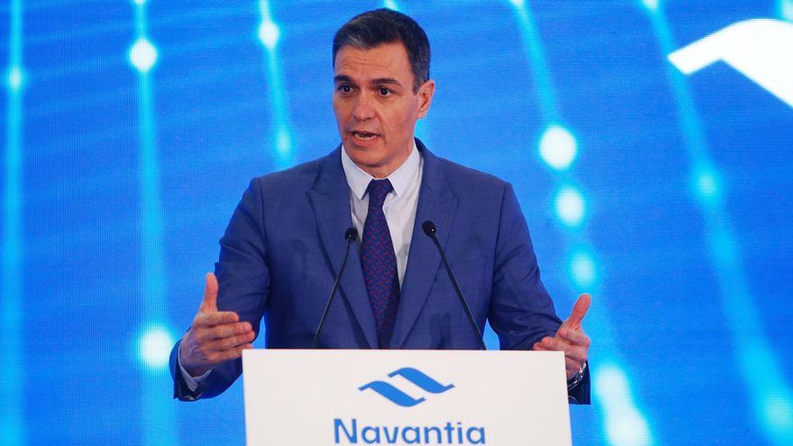 El presidente del Gobierno, Pedro Sánchez, interviene tras el corte de chapa para la primera fragata F-110, en Navantia, a 6 de abril de 2022, en Ferrol, A Coruña, Galicia (España).