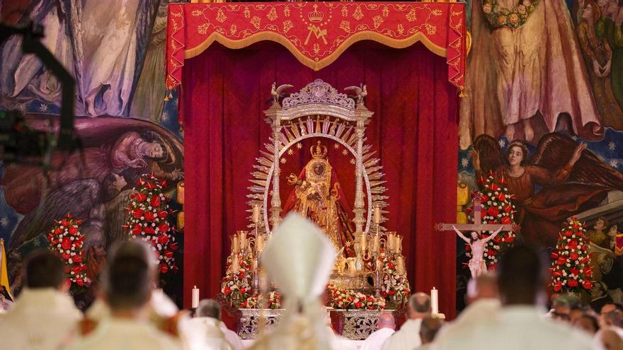 El viento obliga a suspender la procesión de la Virgen de Candelaria a su salida de la Basílica