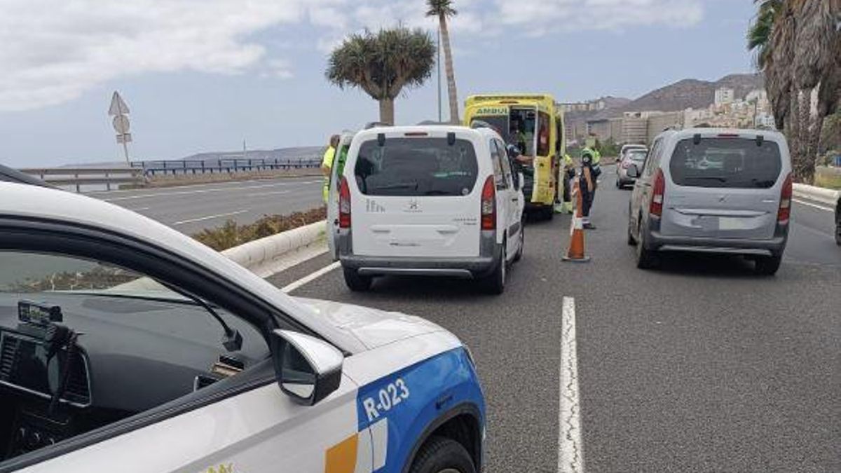 Cinco personas son trasladadas al hospital tras colisionar varios vehículos en la GC-1