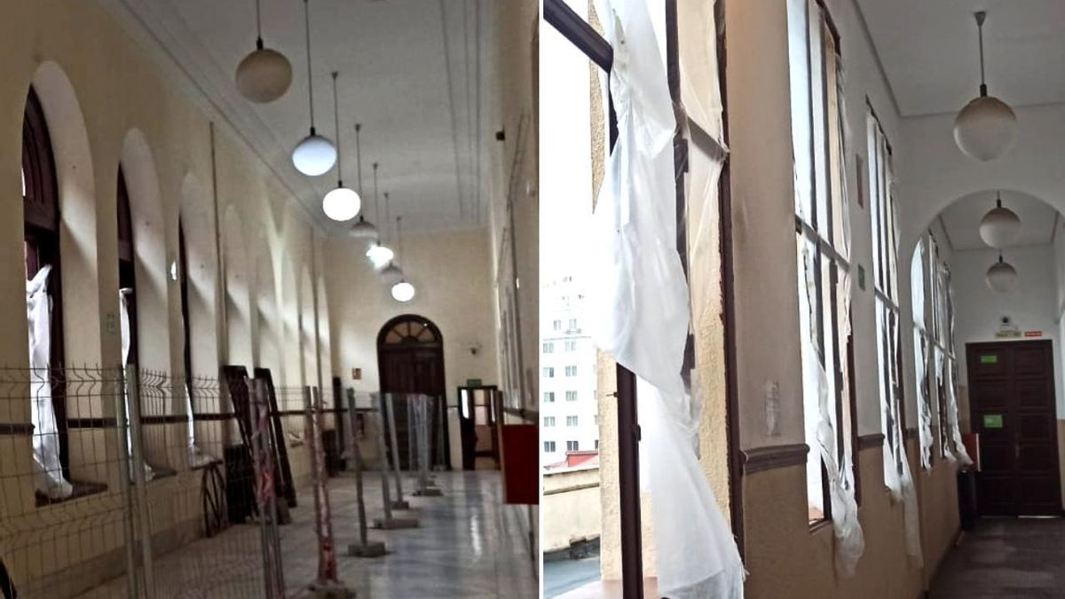 Interior del edificio del IES Cardenal Cisneros, con ventanales huecos en el pasillo cubiertos con lonas de plástico