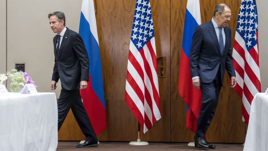 El ministro de Asuntos Exteriores ruso, Serguéi Lavrov (i) y su homólogo estadounidense, Antony Blinken (d) antes del comienzo de la reunión que celebran este viernes en Ginebra.