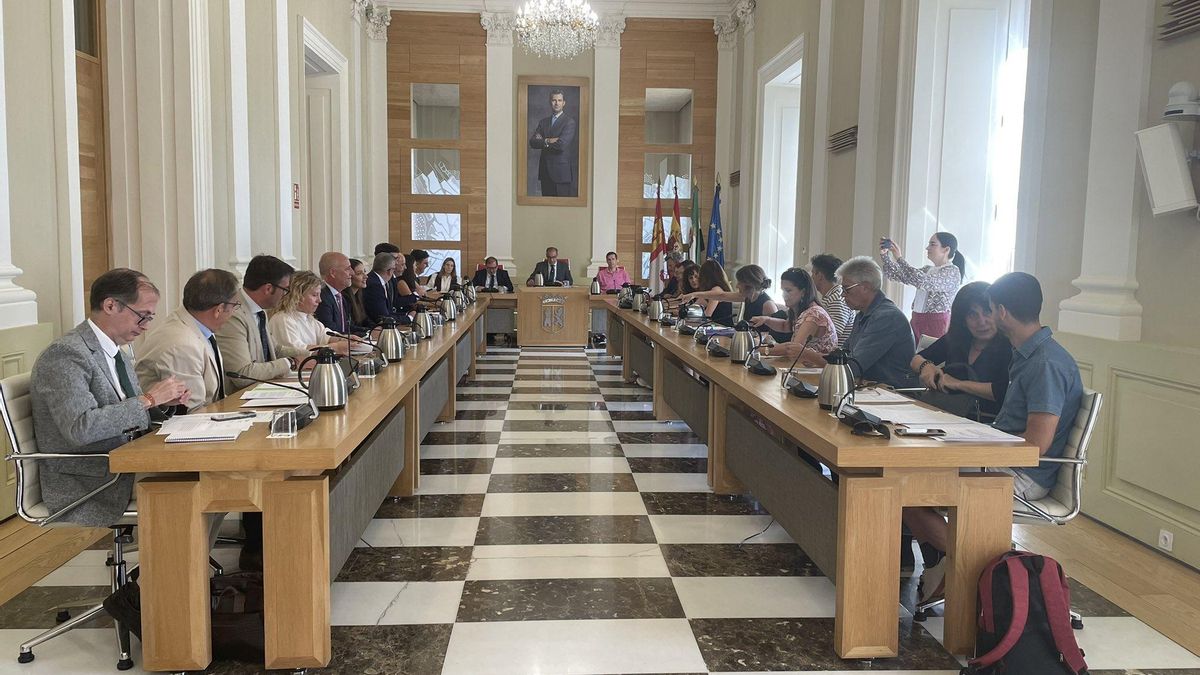El PP tumba la ‘prioridad nacional’ de Vox en Cáceres por exigir la expulsión y retirar la sanidad a personas migrantes