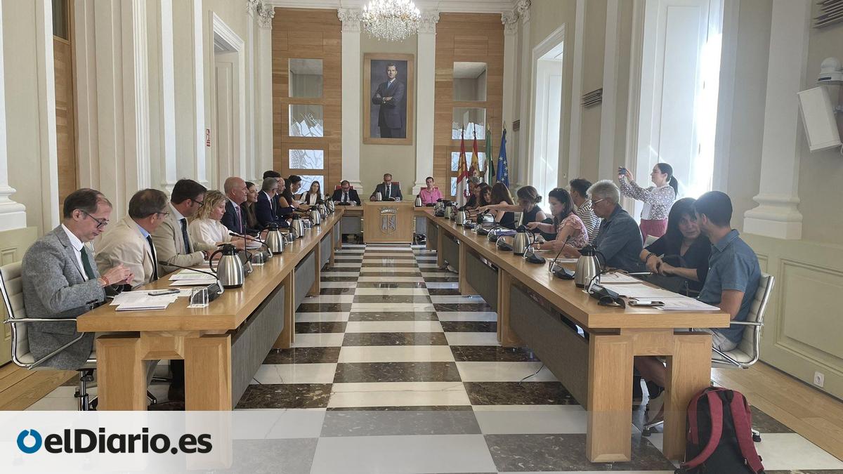 El PP tumba la ‘prioridad nacional’ de Vox en Cáceres por exigir la expulsión y retirar la sanidad a personas migrantes