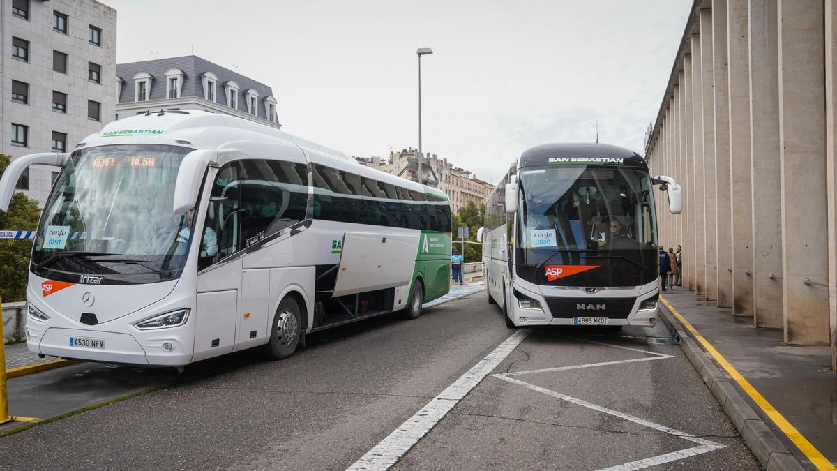Pasajeros en bus para poder viajar desde Andalucía en tren hacia Madrid: del "es una solución" al temor y quejas por el precio