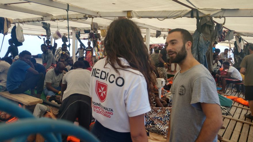 Visita de los médicos de la isla de Lampedusa al Open Arms