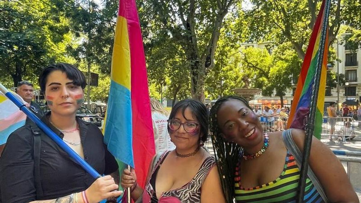Irina, Camila y Lisa en la manifestación del Orgullo LGTBI de Madrid.