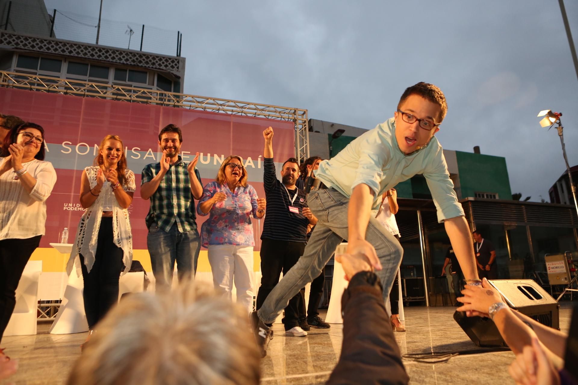 Íñigo Errejón saluda a los asistentes al mitin en Las Palmas de Gran Canaria