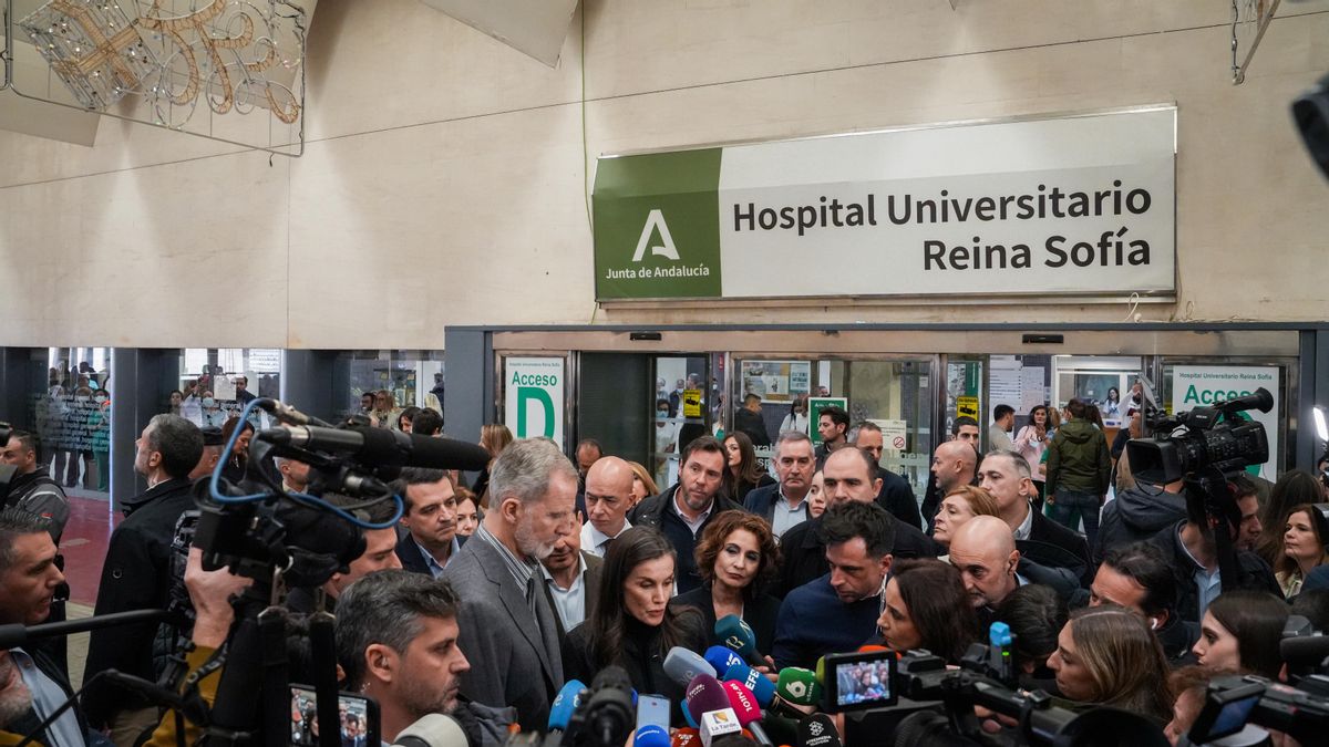 Los Reyes de España visitan a los heridos del accidente de Adamuz en el Hospital Reina Sofía