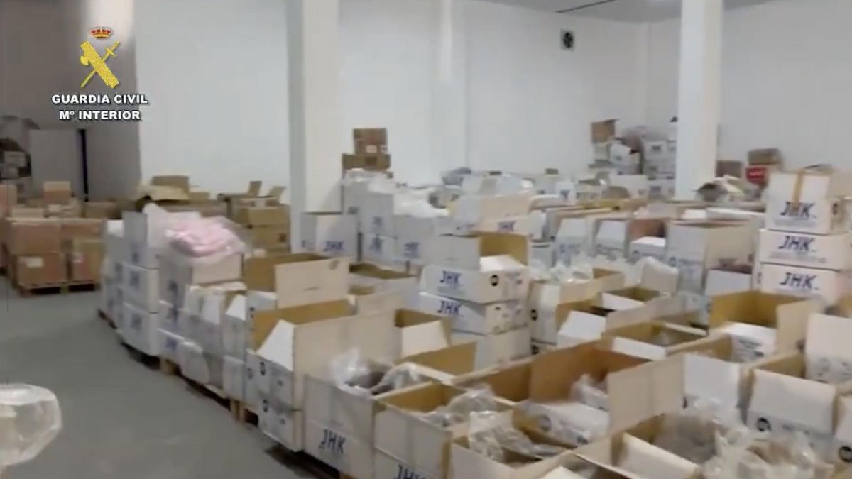 Interior de la nave industrial dedicada a la fabricación de ropa de marca falsa.