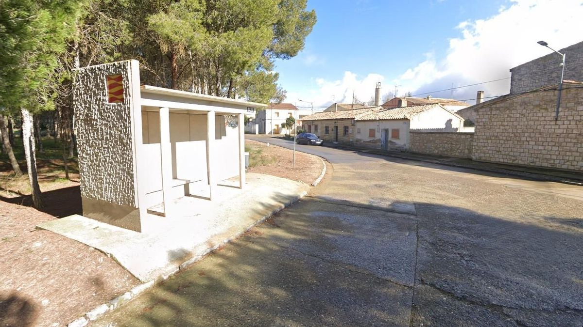 Parada de bus que hay en El Sabinar, uno de los pueblos afectados