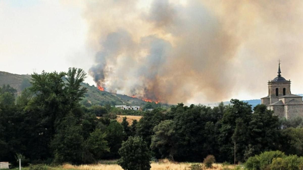 El fuego llega a Molinaseca en El Bierzo