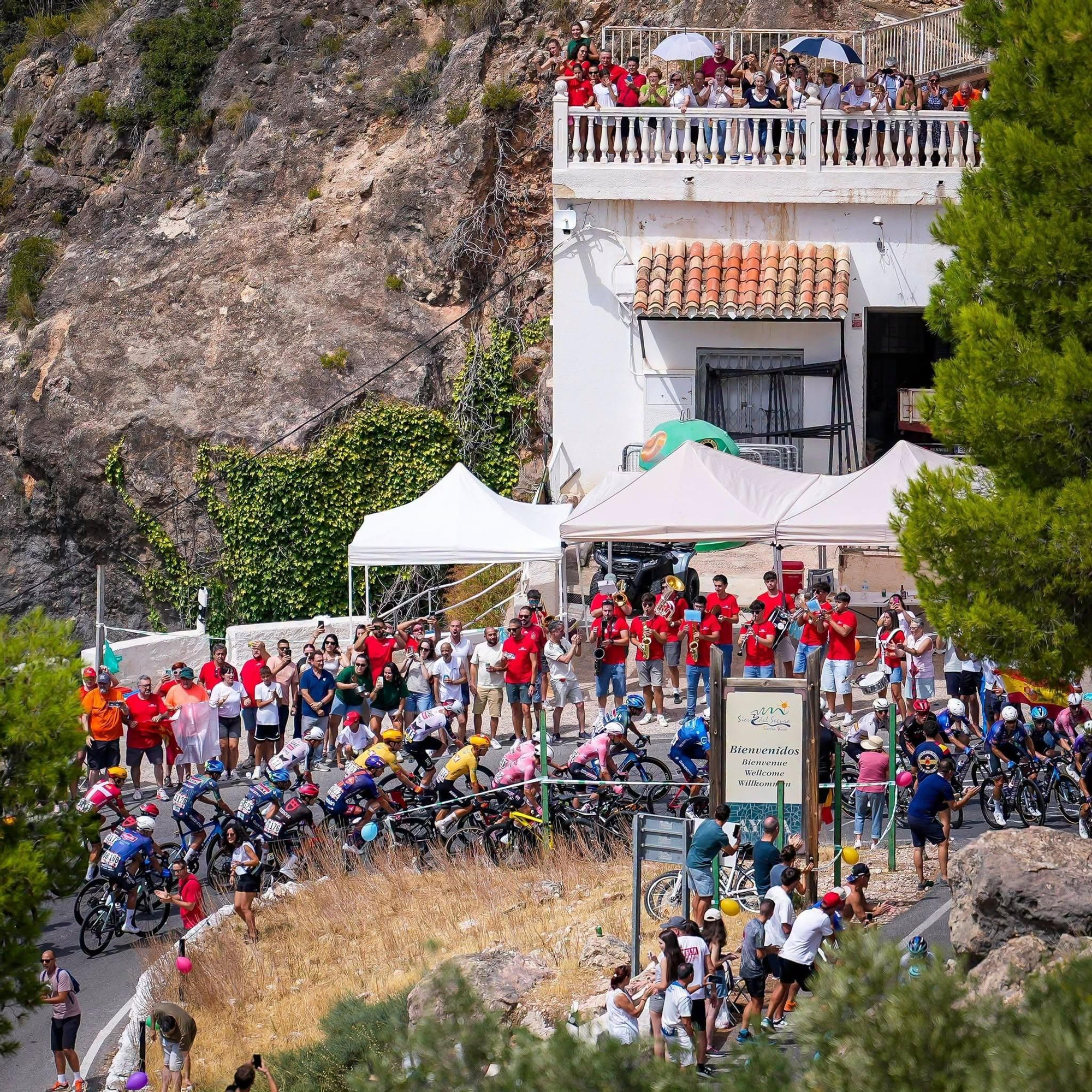 Ciclistas en uno de los puntos de la décima etapa de la Vuelta Ciclista en la provincia de Albacete
