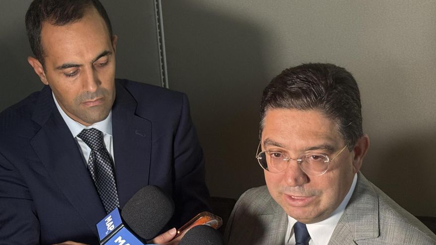 El ministro de Relaciones Exteriores de Marruecos, Nasser Burita (d), habla con medios de comunicación en el marco de la Asamblea General de la ONU en Nueva York (Estados Unidos). EFE/ Jesús Centeno