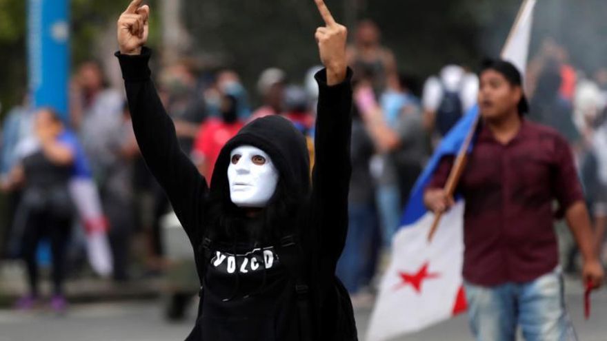 Una manifestante participa en una protesta de los estudiantes de la Universidad de Panamá contra las reformas constitucionales este miércoles al frente a la Asamblea Nacional de Panamá en Ciudad de Panamá (Panamá).