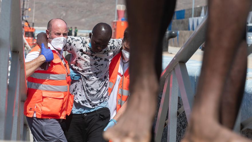 Los migrantes rescatados este lunes cerca de Fuerteventura aseguran haber tirado al mar el cuerpo de un fallecido