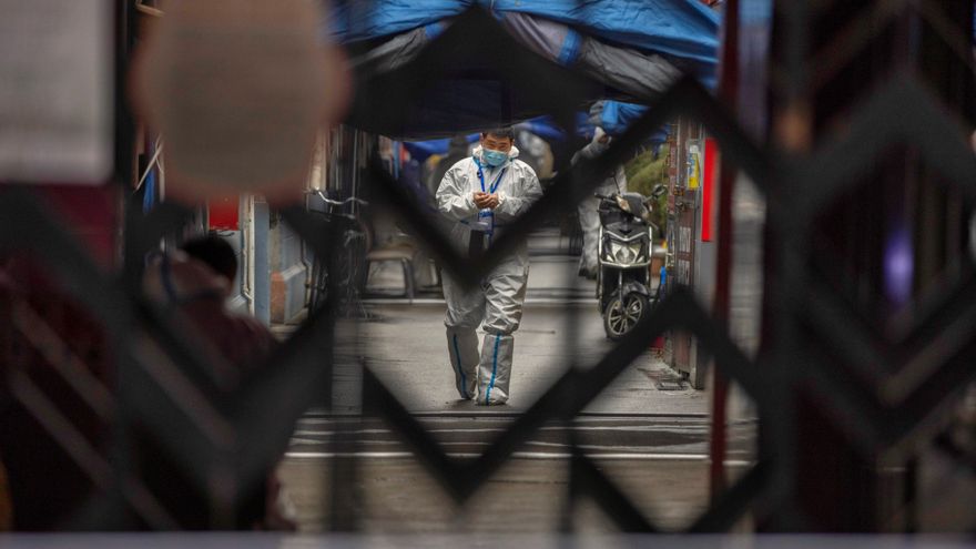 Un trabajador sanitario recorre la urbanización Guixi, que se encuentra confinada tras registrase varios casos de la covid-19, en Shanghái (China). EFE/ALEX PLAVEVSKI