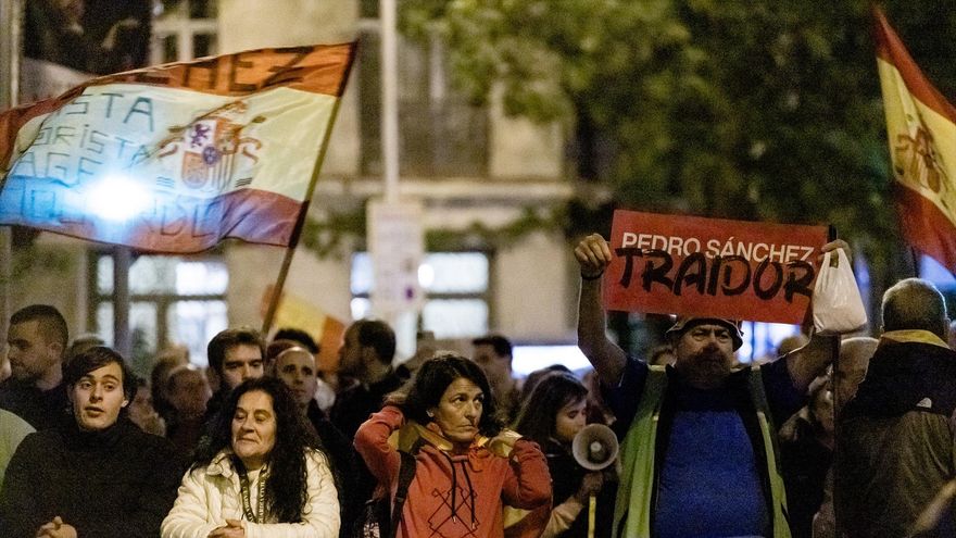 Varios manifestantes durante una manifestación contra la amnistía frente a la sede del PSOE en Ferraz, a 19 de noviembre de 2023, en Madrid (España).