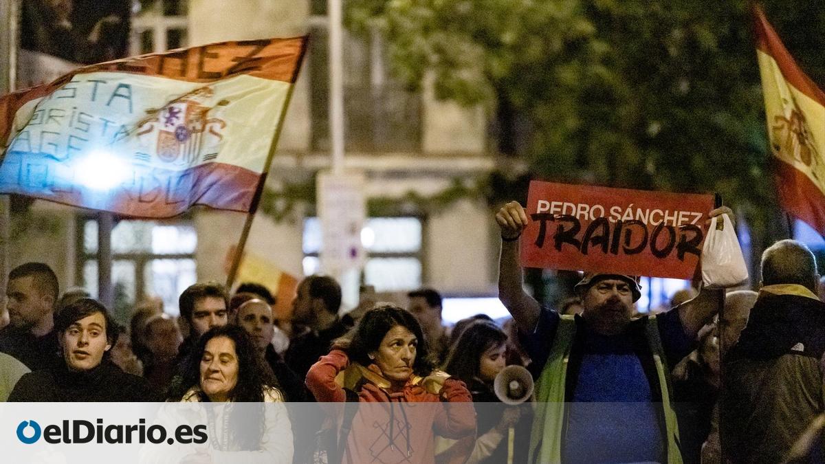 Unas 800 personas se reúnen en Ferraz en la vigésima jornada de protestas