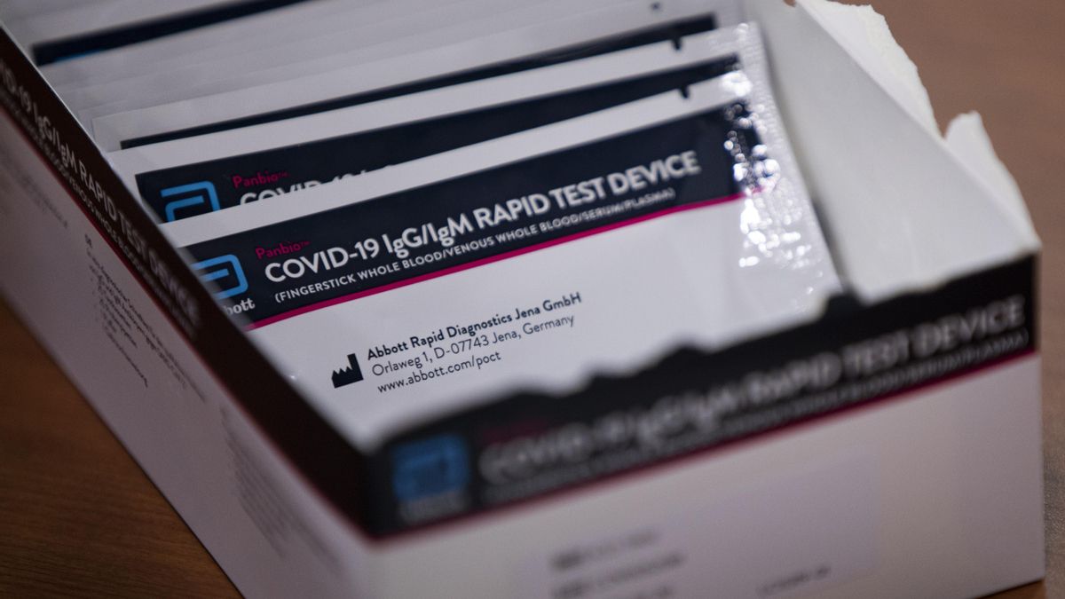 Archivo - Comienzo de los test de cribado de la Covid-19 al personal docente en la educación antes del retorno a la actividad laboral. En la imagen, una caja de test rápidos utilizados en dicha prueba en las instalaciones del Hospital Militar de Sevilla,