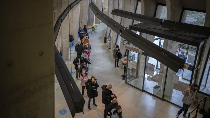 Varias personas hacen cola para ser atendidos en el centro de salud Numancia, en Vallecas.