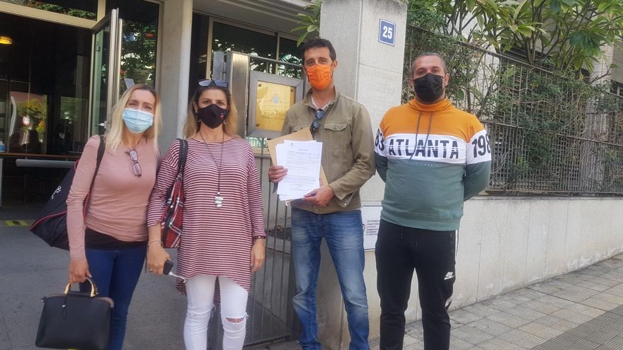 Portavoces de distintas plataformas de afectados por fondos buitre minutos antes de su encuentro con el Diputado del Común, Rafael Yanes