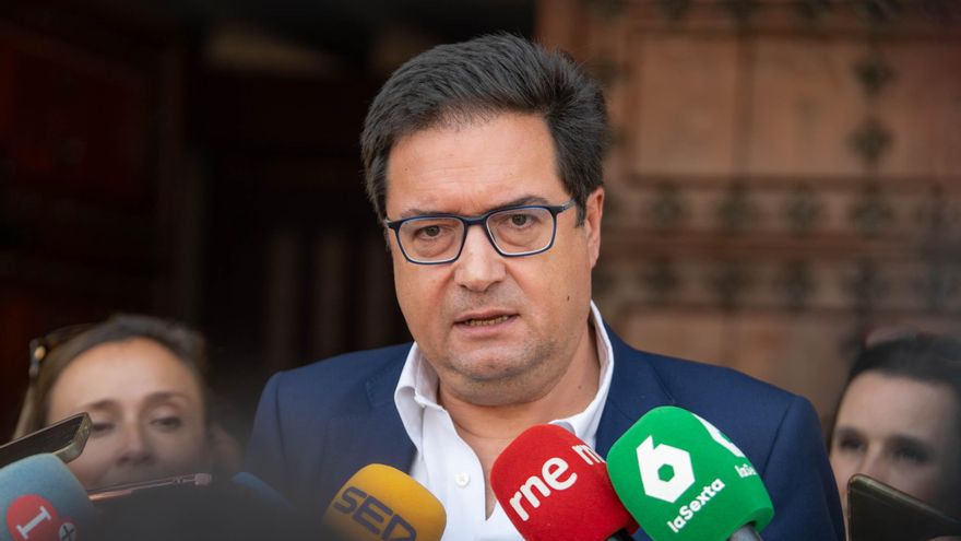 El ministro para la Transformación Digital y de la Función Pública, Óscar López, ofrece declaraciones a los medios durante su visita al Corral de Comedias, a 10 de julio de 2025, en Almagro, Ciudad Real.