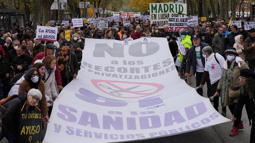 Vista de la manifestación por la sanidad pública desde la Cuesta de Moyano a Cibeles este sábado en Madrid.