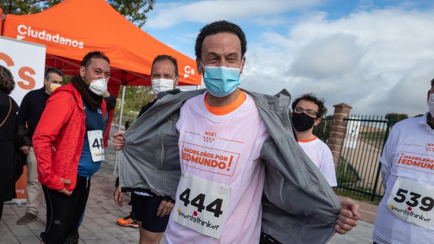 Edmundo Bal con la camiseta con el lema "Madrileños por Edmundo".