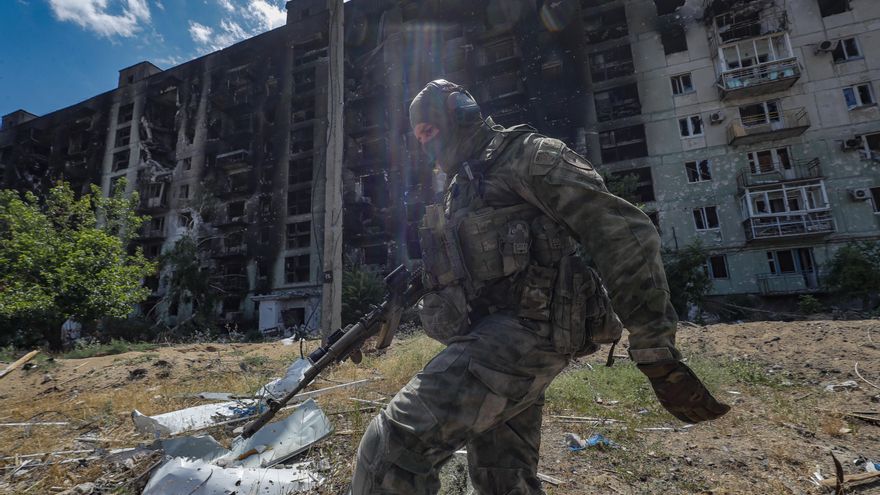 Un militar ruso camina el pasado martes cerca de un edificio de apartamentos destruido en Severodonetsk, región de Luhansk, Ucrania. EFE/EPA/SERGEI ILNITSKY