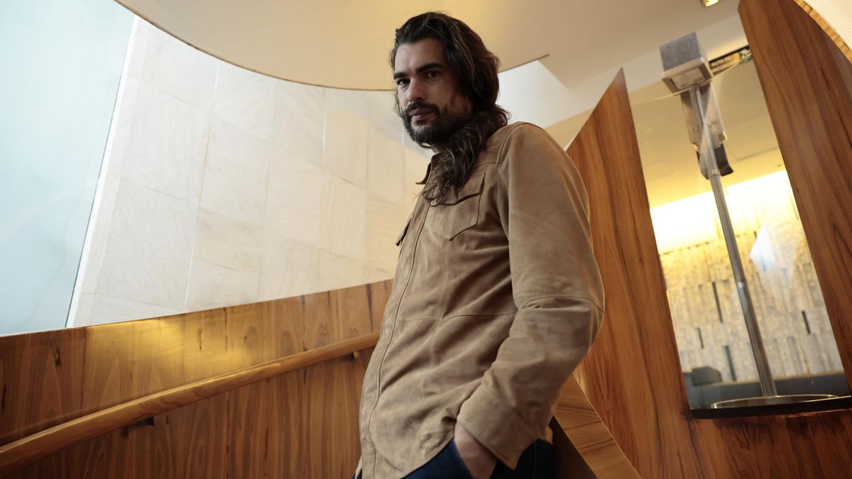 El cineasta español Óliver Laxe posa al termino de una entrevista en Ciudad de México