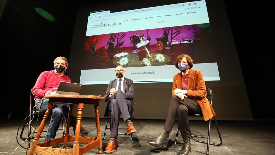 El alcalde de Ponferrada, flanqueado por el director del Bergidum y la concejala de Cultura, en la presentación de la nueva web. / César Sánchez / ICAL
