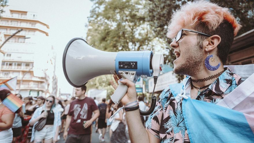 Joven con un megáfono en el Orgullo LGTBI 2022 en Murcia