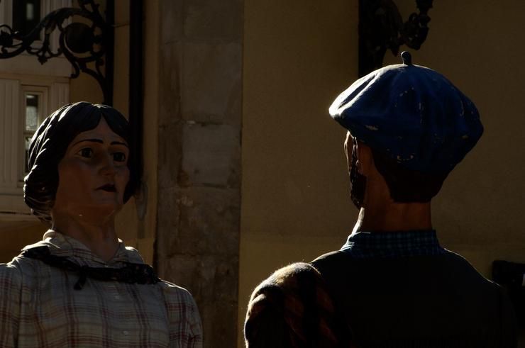 Una pareja de gigantes se miran en las fiestas de 2005