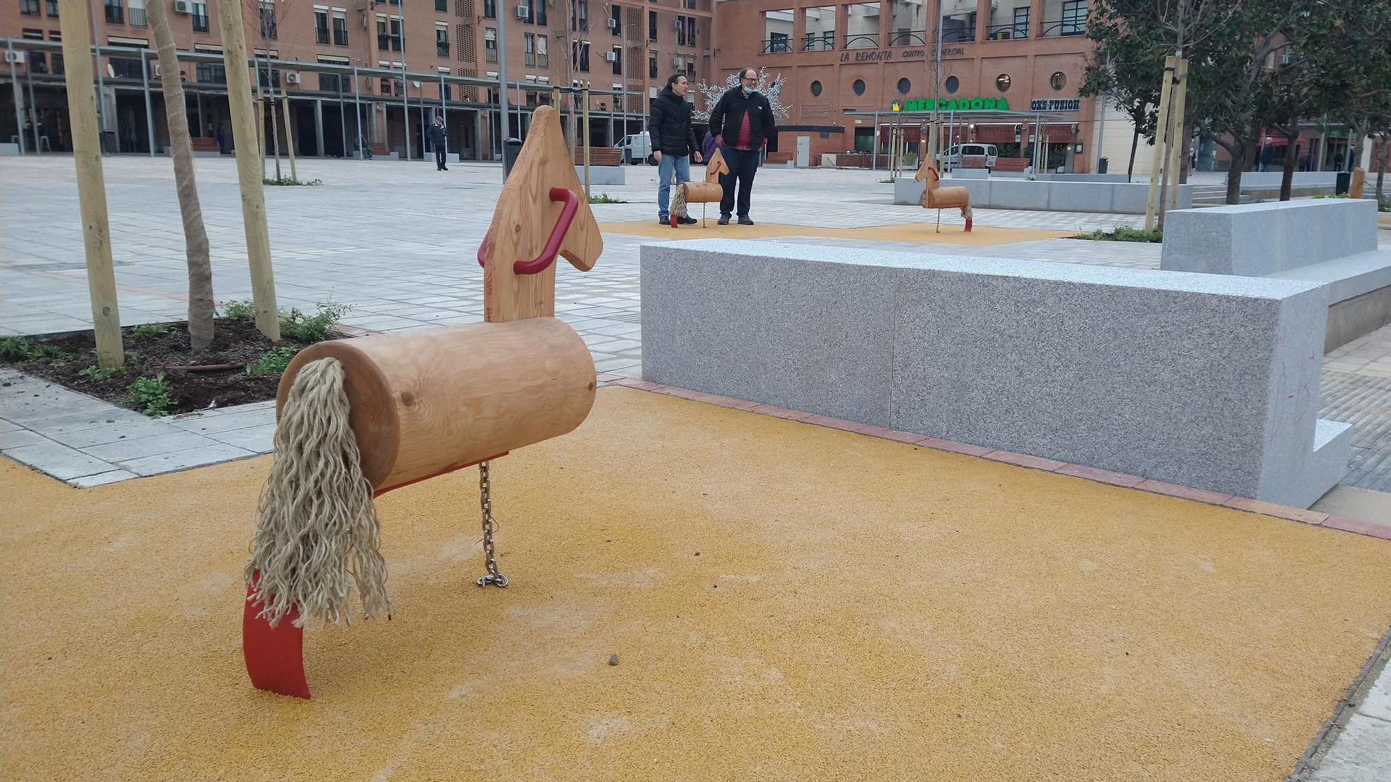 Vista de la plaza de la Remonta reformada