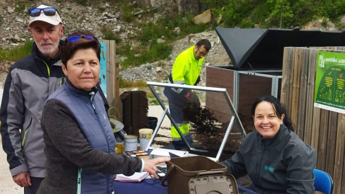 El compostaje comunitario empieza a dar frutos en el Sobrarbe: reparten 180 kilos de abono entre los vecinos de Bielsa